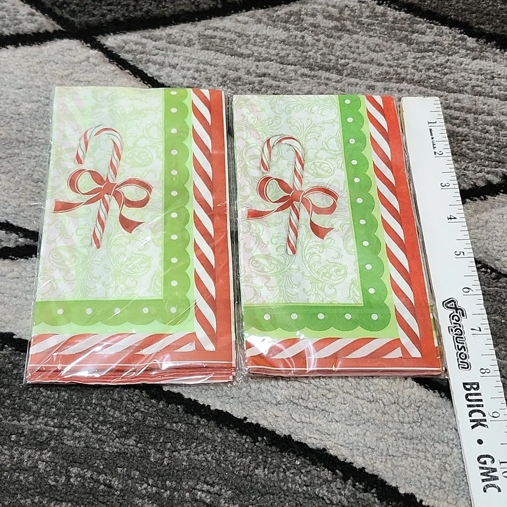 CHRISTMAS THEMED DISPOSABLE TABLEWEAR & PLAID POT HOLDERS BUNDLE PRICE FIRM